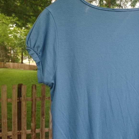 TAHARI SHORT SLEEVE BLUE VNECK TOP NWT SIZE MEDIUM - Picture 11 of 14